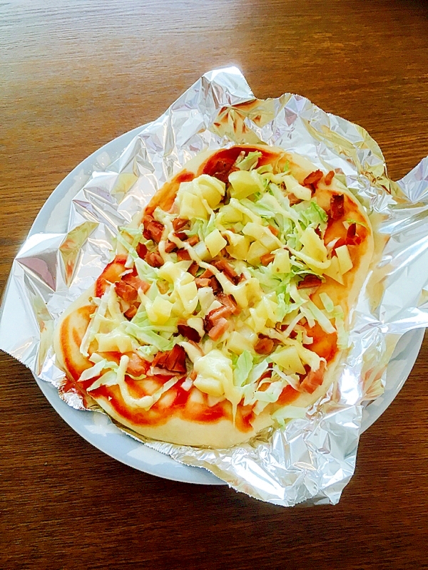 照り焼きチキンとキャベツとポテトのピザ