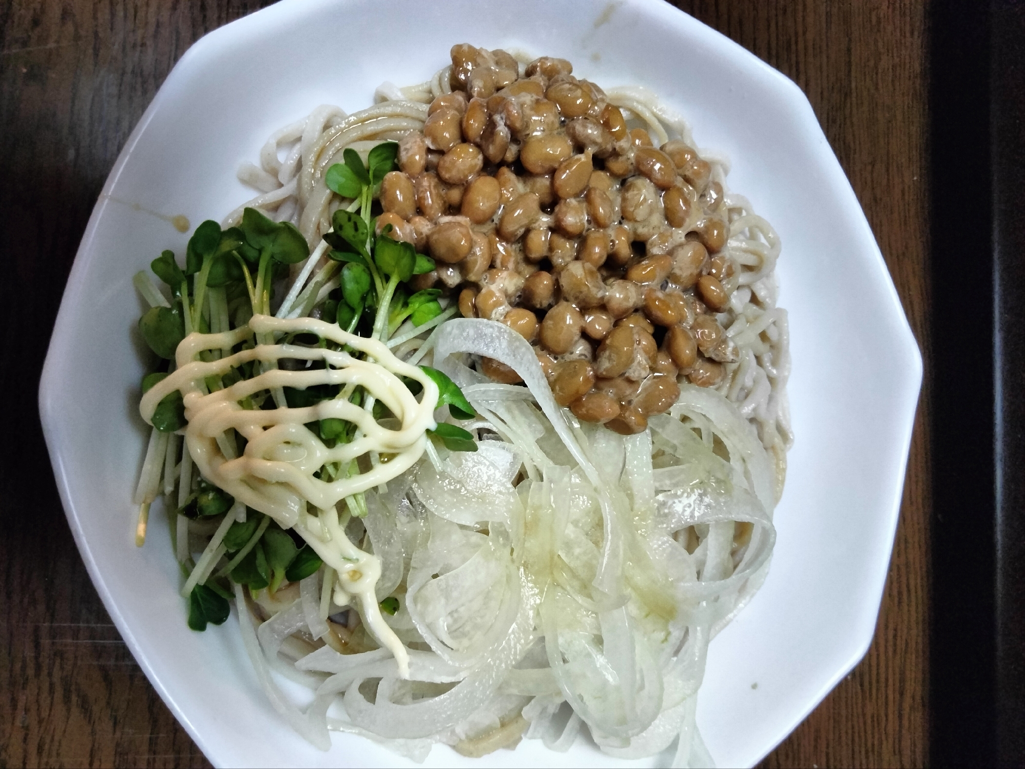 冷やしそば 納豆新玉スライス貝割れ菜のせて