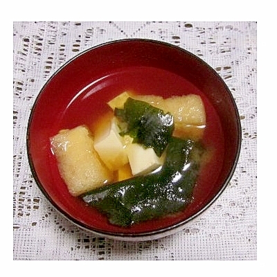 絹ごし豆腐・生わかめ・油揚げの味噌汁（昆布だし）