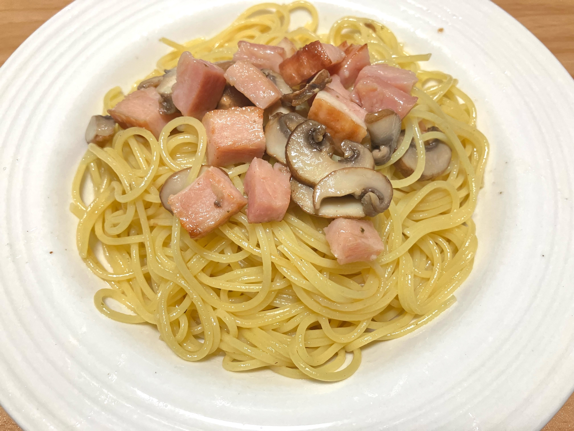 マッシュルームとベーコンのバジルソースパスタ