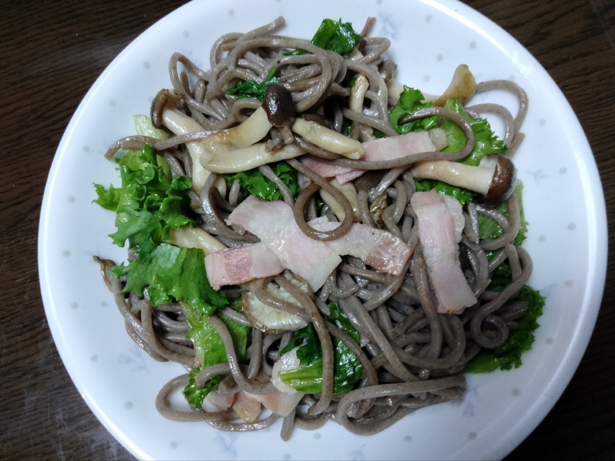 和そばで焼きそば！ベーコンしめじレタス