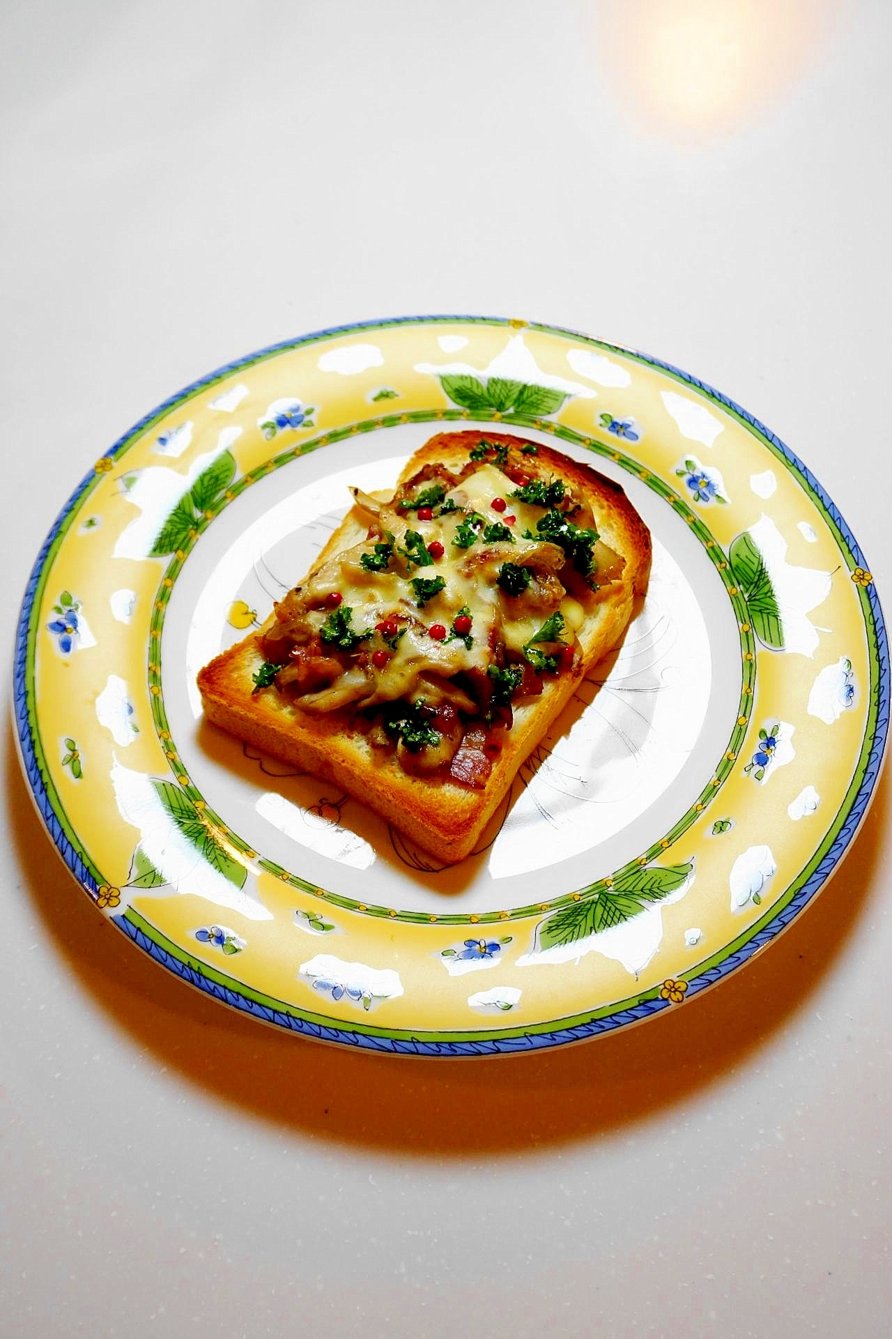 舞茸とベーコンと国産チーズのタルティーヌ