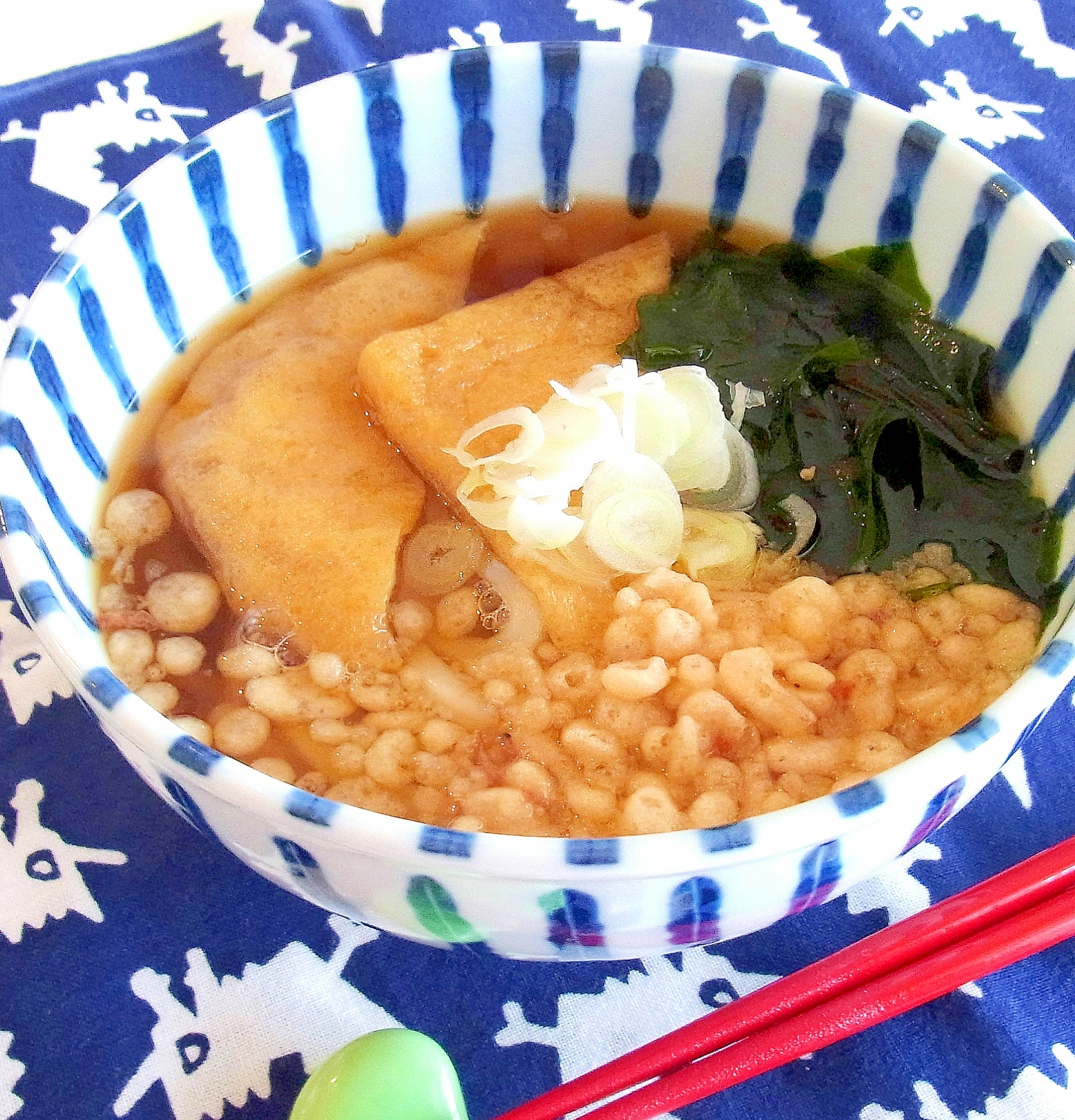 きつねとたぬきのわかめうどん