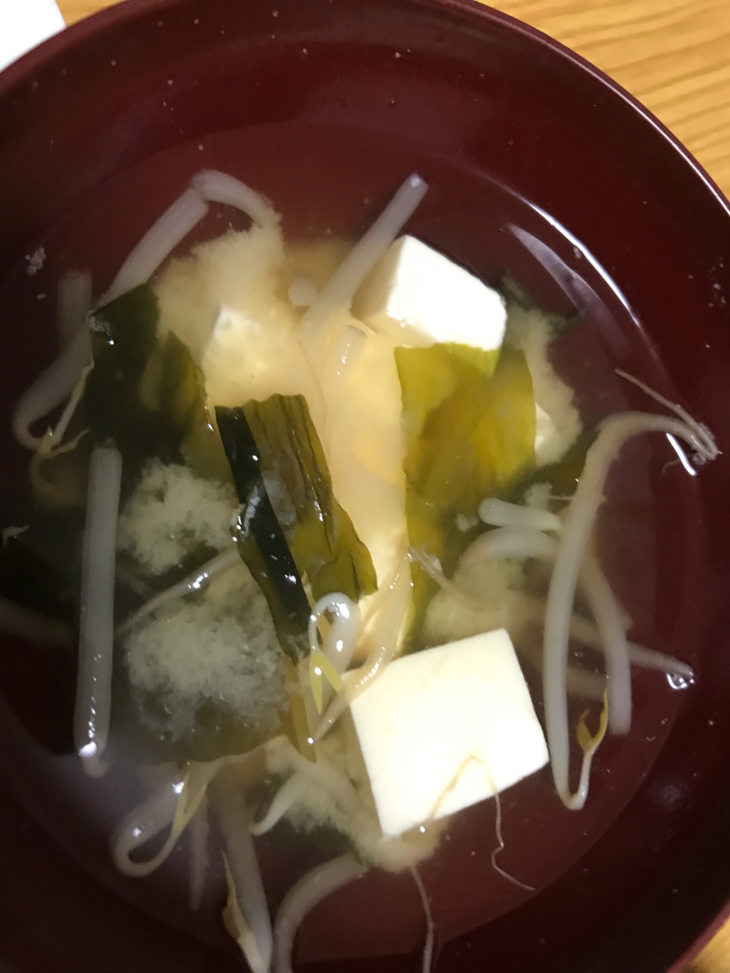 もやしとわかめと豆腐の味噌汁