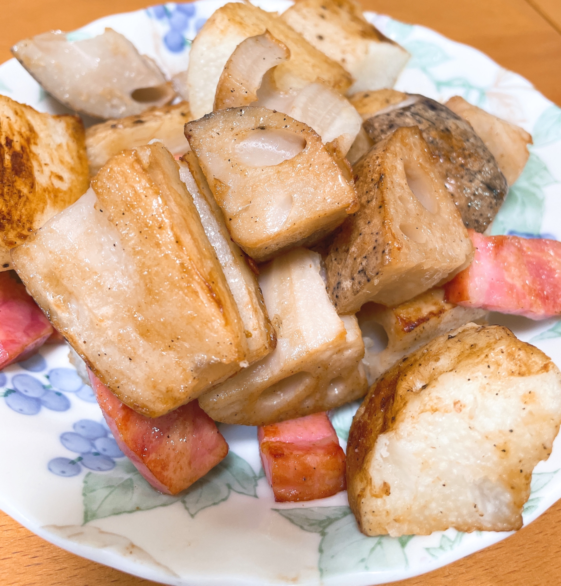 オーブンで焼くレンコンと長芋とベーコンのバター醤油