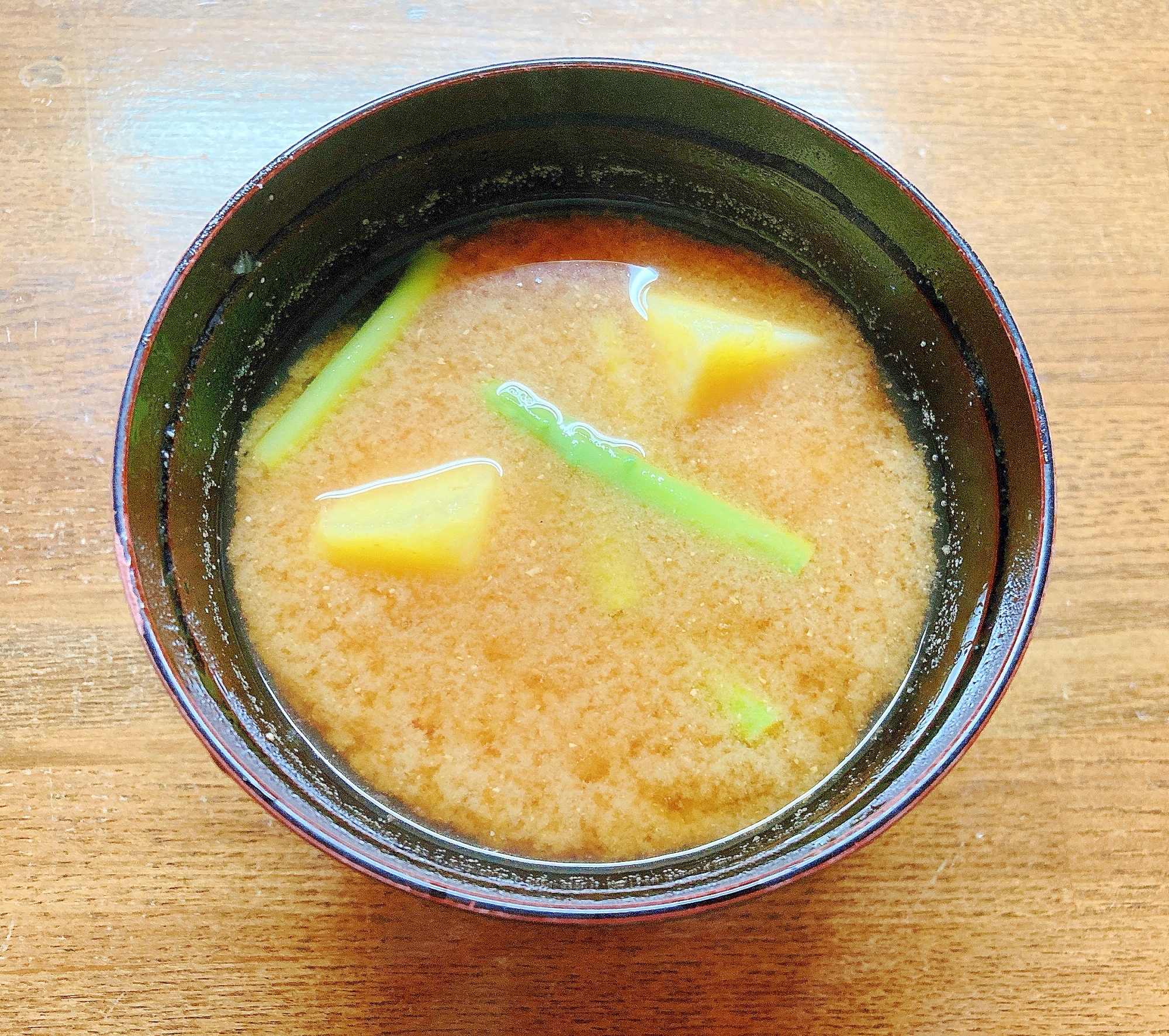 薩摩芋とアスパラの味噌汁