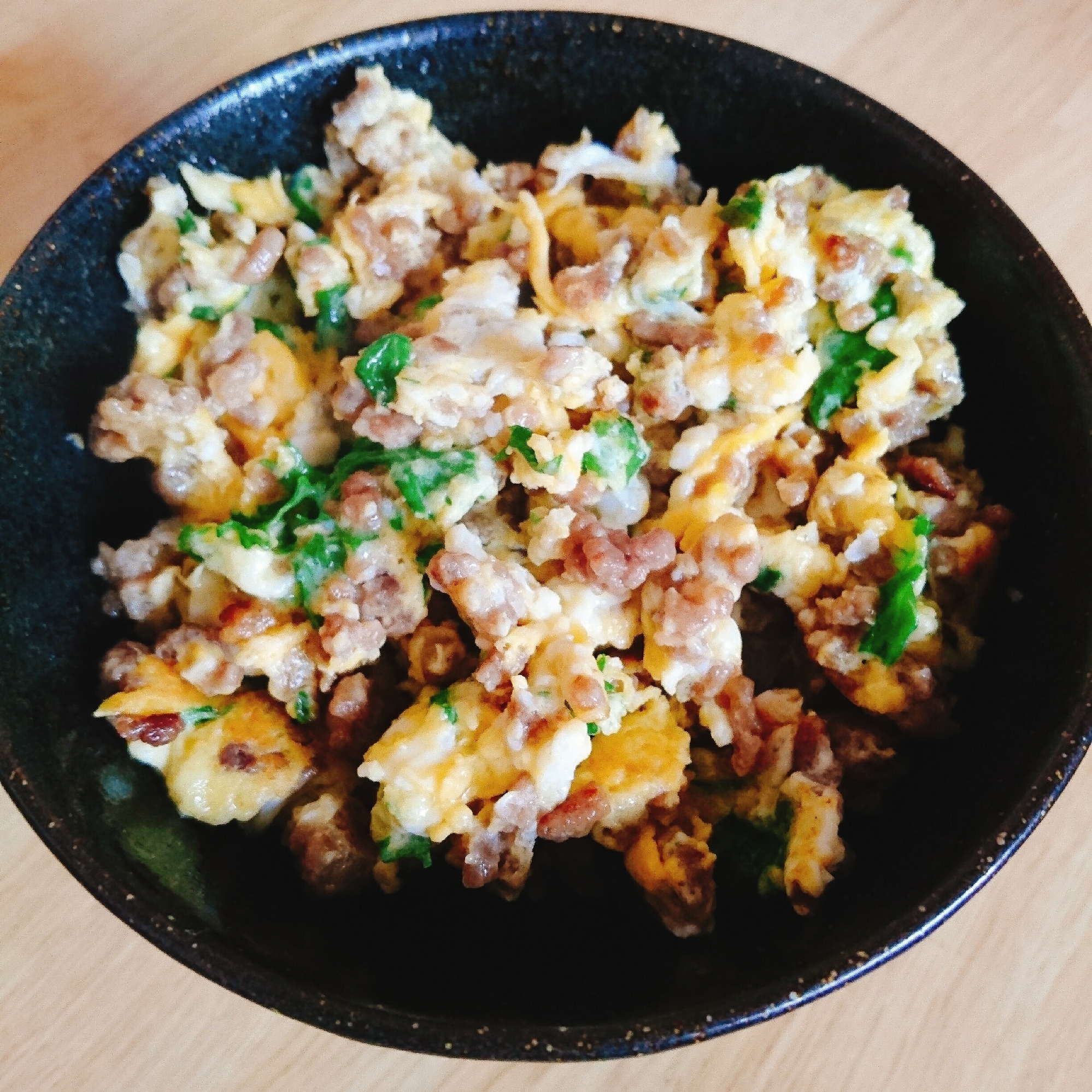 合挽き肉とからし菜のスクランブルエッグ丼