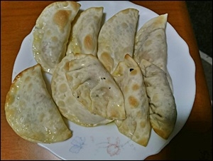 簡単！餃子の皮でウインナーとチーズのおつまみ