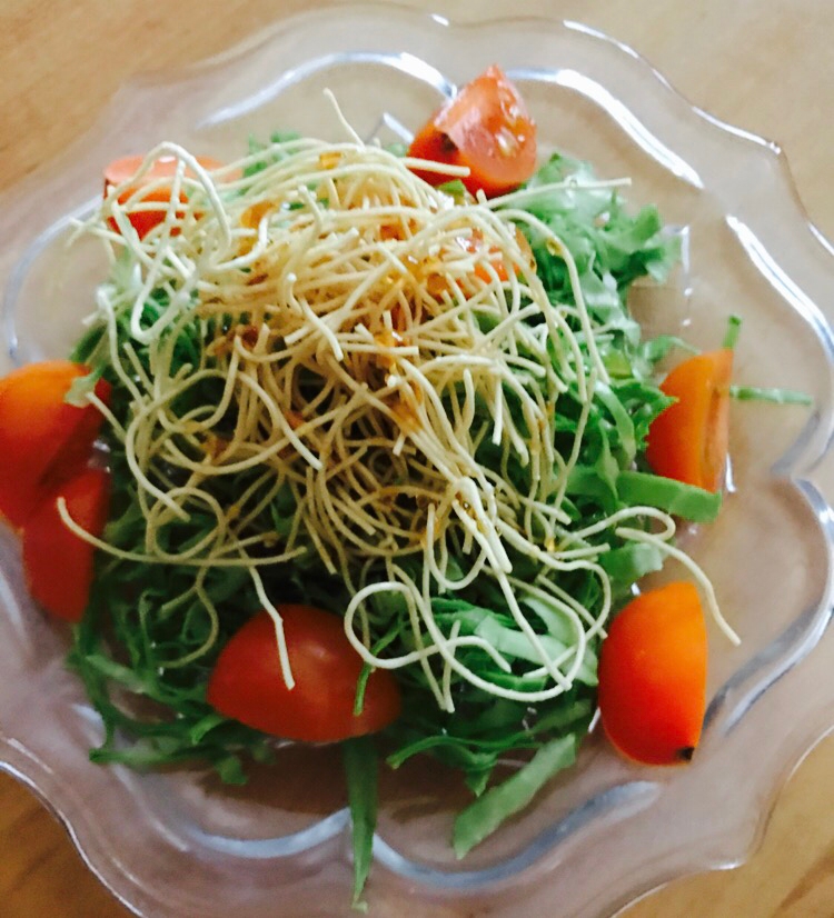 キャベツとサラダ麺、ミニトマトのサラダ