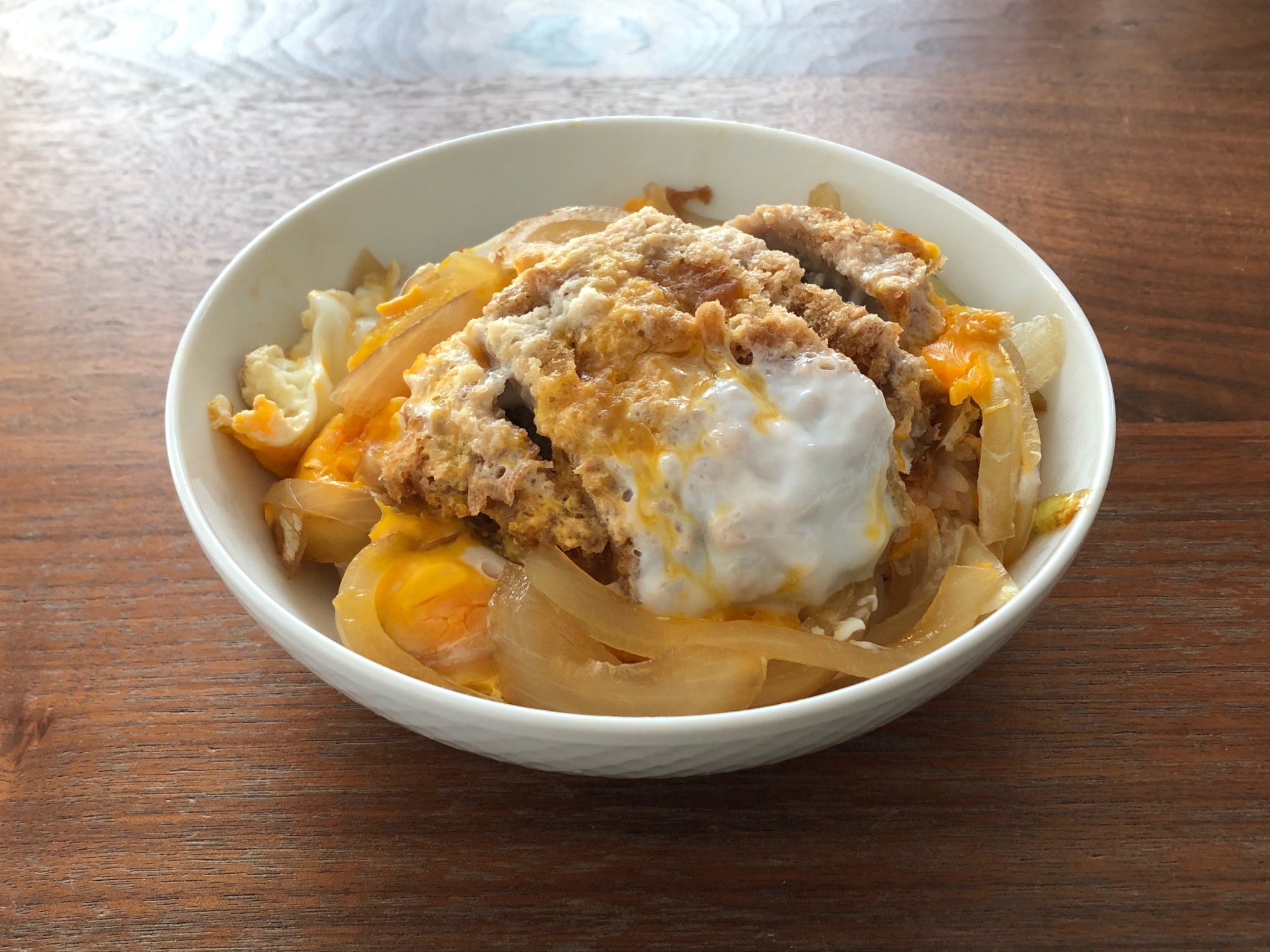 めんつゆで簡単！メンチカツと玉ねぎの卵とじ丼