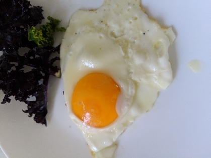 休日のお昼に＼(^o^)／
カリカリ＆パリッ♪の部分がたまらなく美味しい目玉焼き、美味しくいただきました！