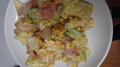 キャベツと魚肉ソーセージ玉ねぎの卵炒め