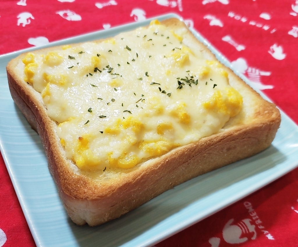卵とコーンのチーズトースト