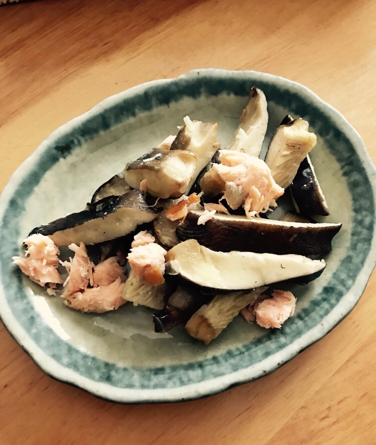 アワビ茸と燻製鮭フレークの炒めもの
