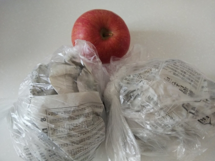 3個入りのりんごを買ったので、2個新聞紙に包んで保存しました！ありがとうございました(^-^)