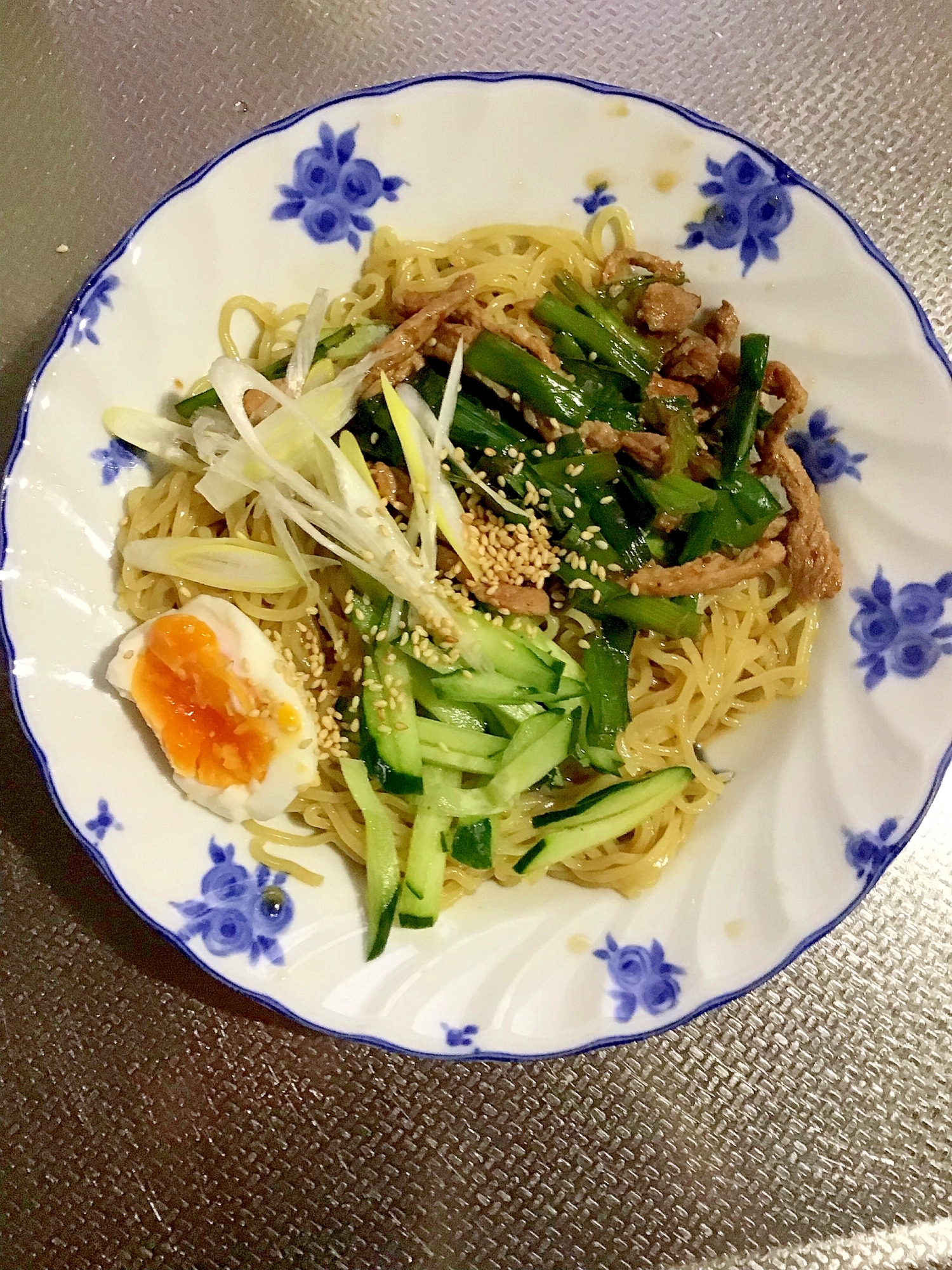 ニラ豚炒め乗せ涼麺。