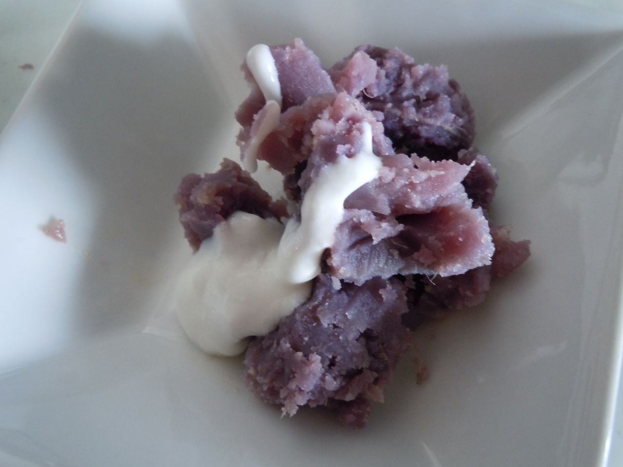 レンジで簡単☆紫芋のヨーグルトマヨソースがけ