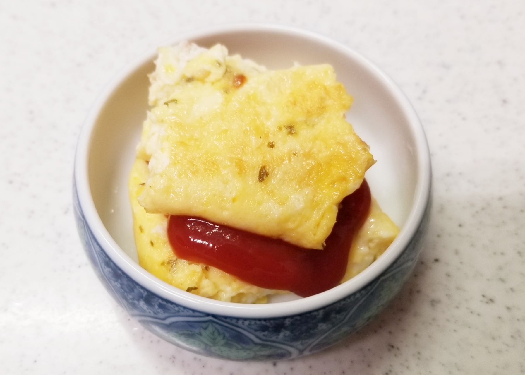 豚の香草とチーズを挟んだオムレツのケチャップサンド