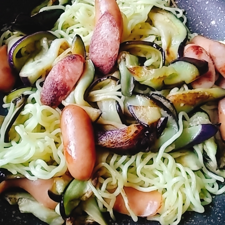 ナスとウインナーの塩焼きそば