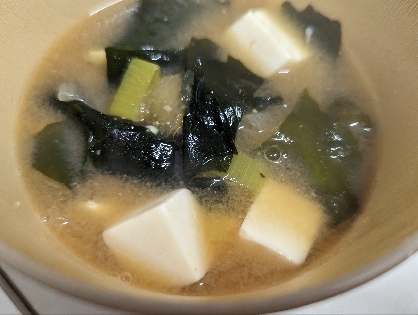 豆腐と長ねぎとわかめの味噌汁