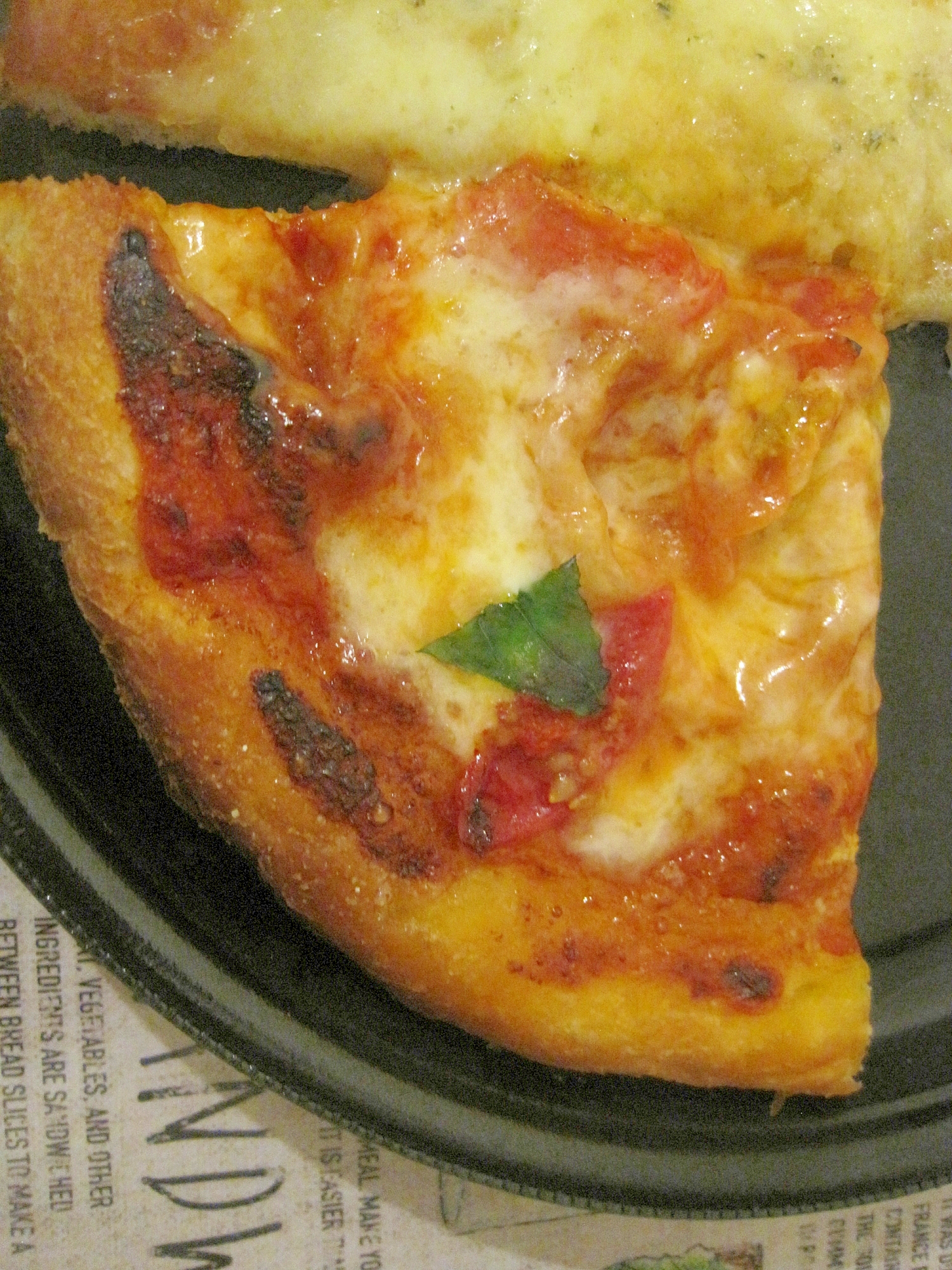 フルーツトマトとモツァレラチーズのピザ