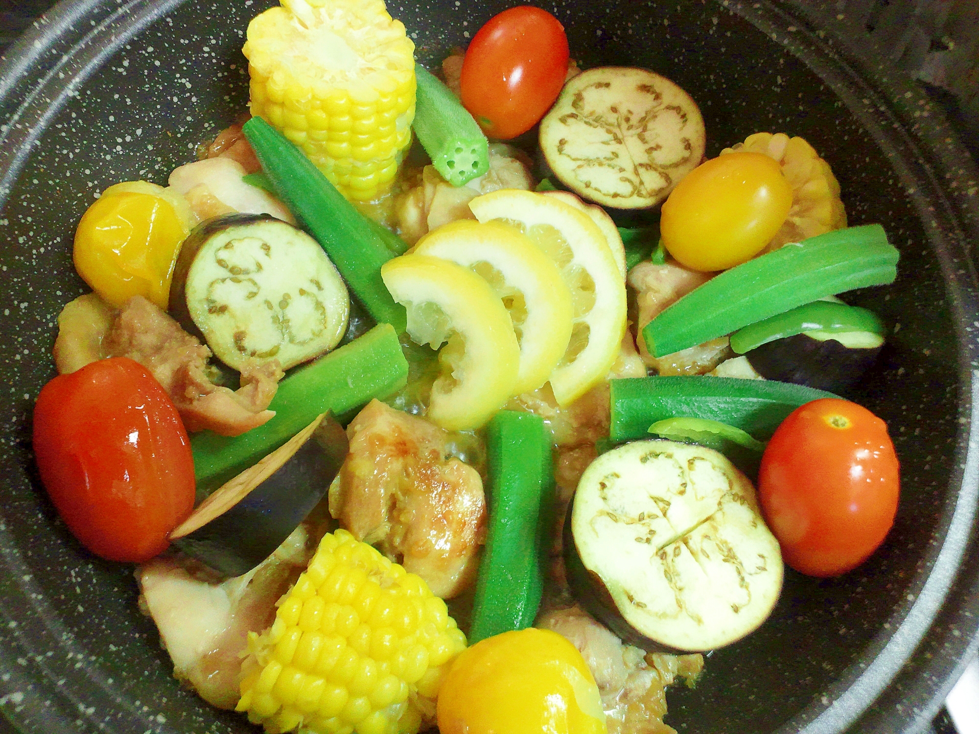 タジン鍋で、簡単！鶏もも肉と夏野菜の蒸し焼き♪