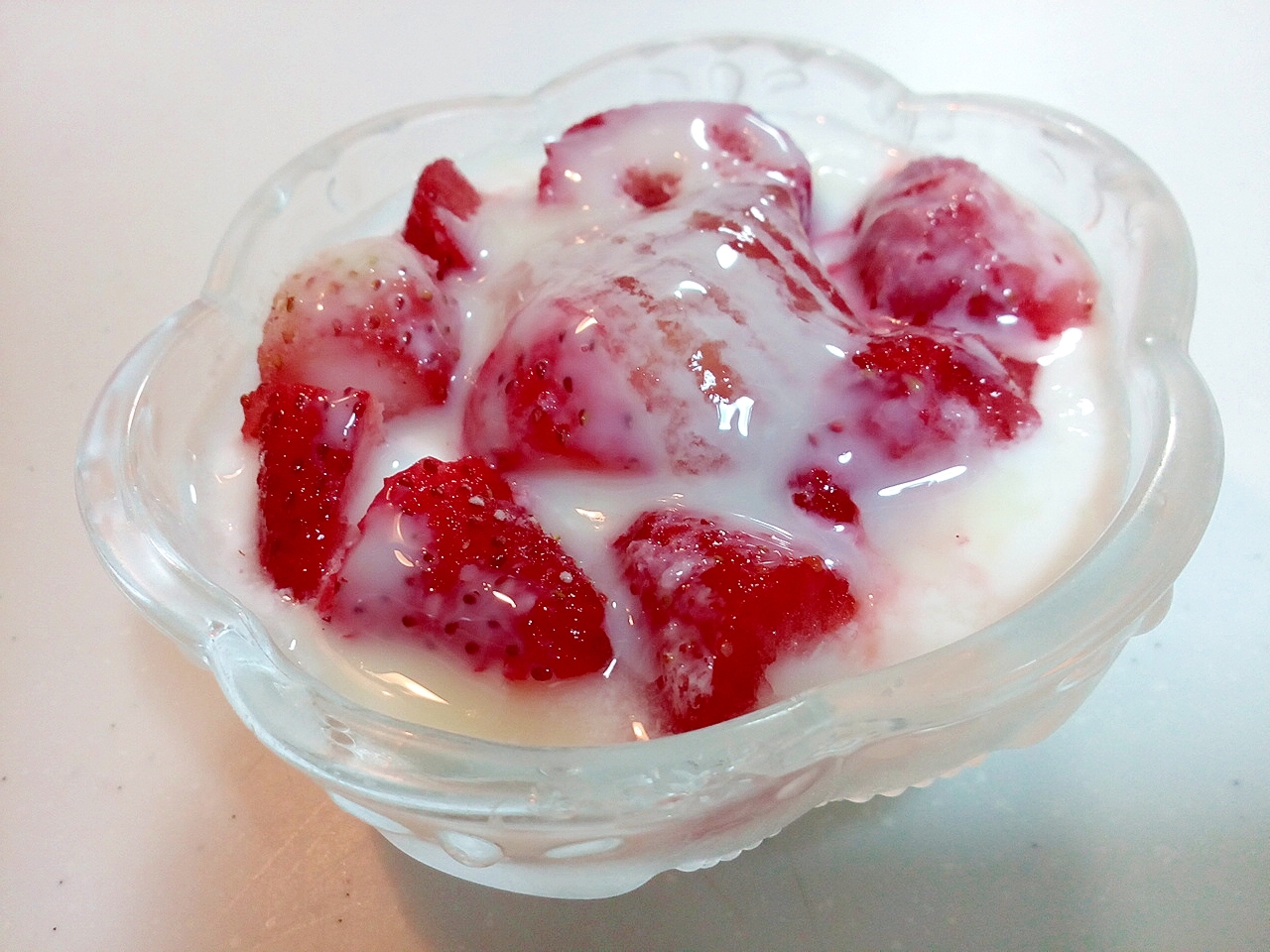 冷凍苺と柚子ジャムとコンデンスミルクの美ヨーグルト