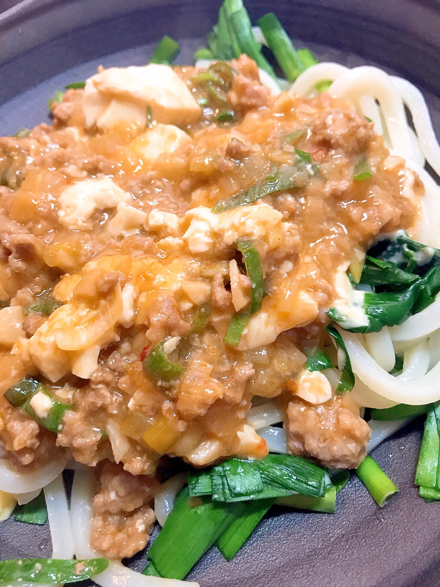 余った麻婆豆腐で♪ニラ増しチーズの麻婆豆腐うどん