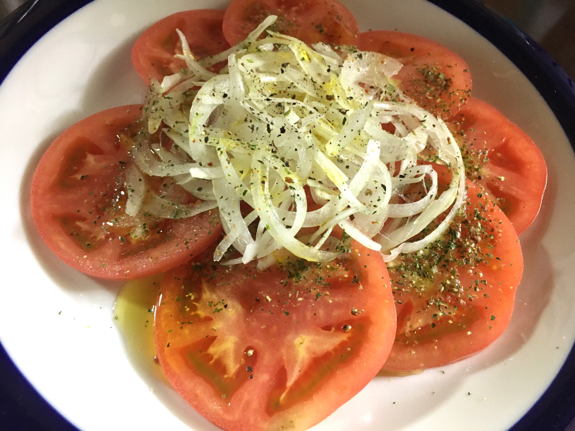 トマトとスライスオニオンの簡単サラダ