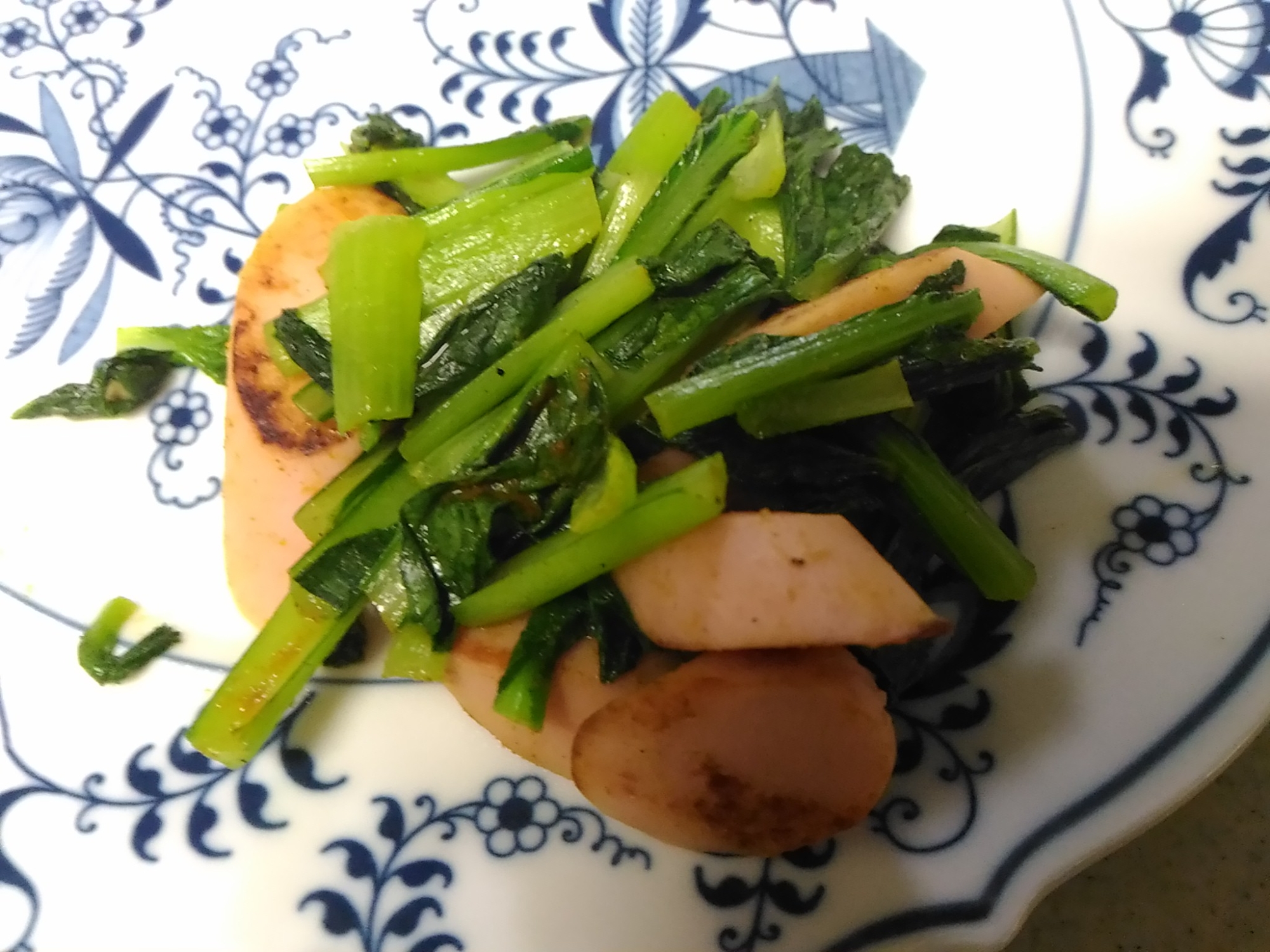小松菜と魚肉ソーセージのカレー風味炒め