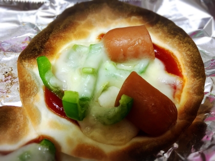 ケチャお好みソースのウインナピーマン餃子の皮ピザ♡