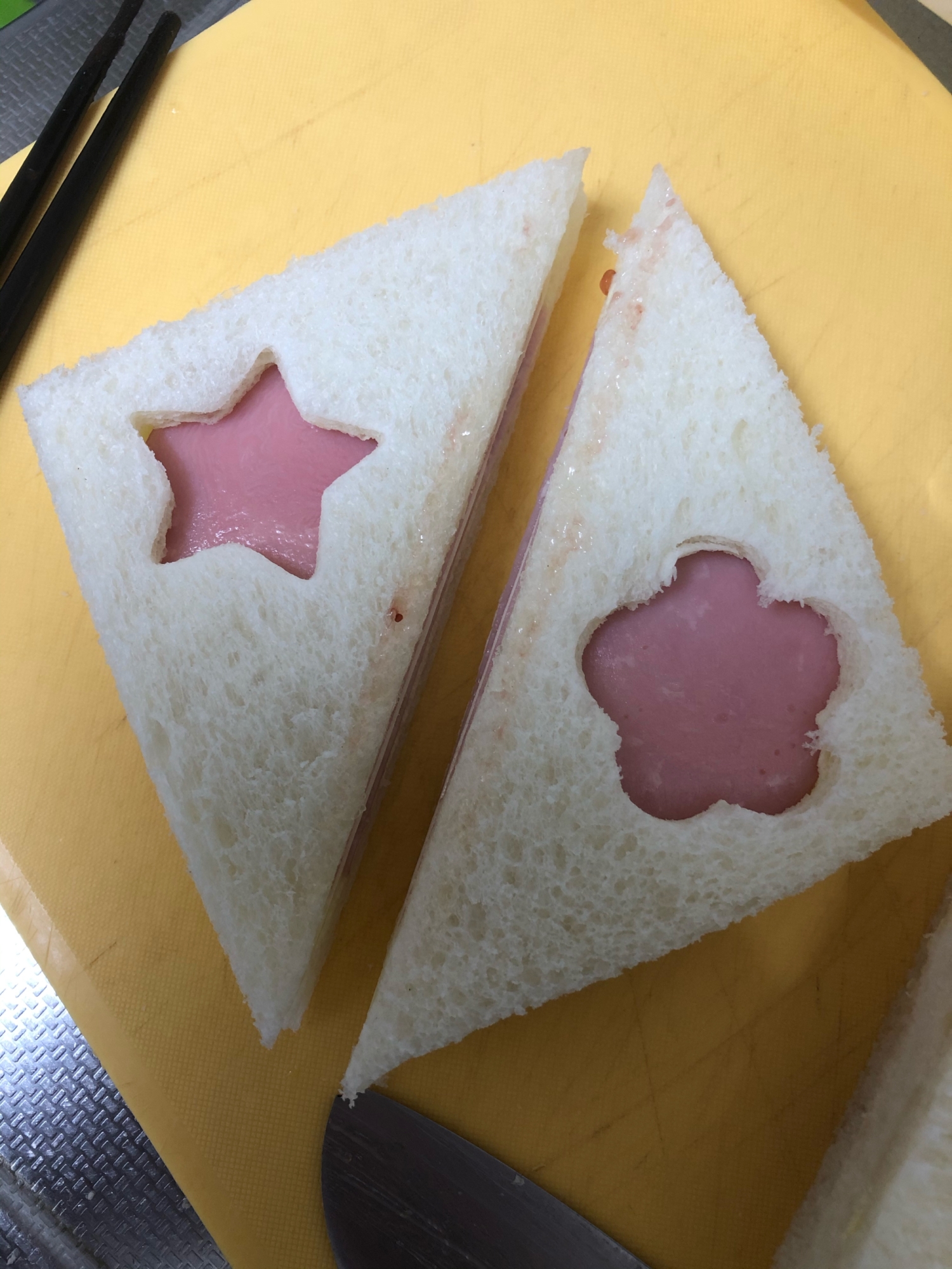 子供が喜ぶ、簡単型抜きサンドイッチ♪