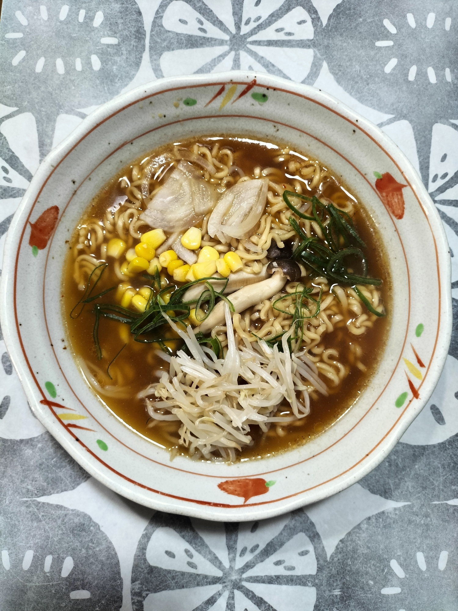 コーンと葱としめじ入り濃厚味噌ラーメン