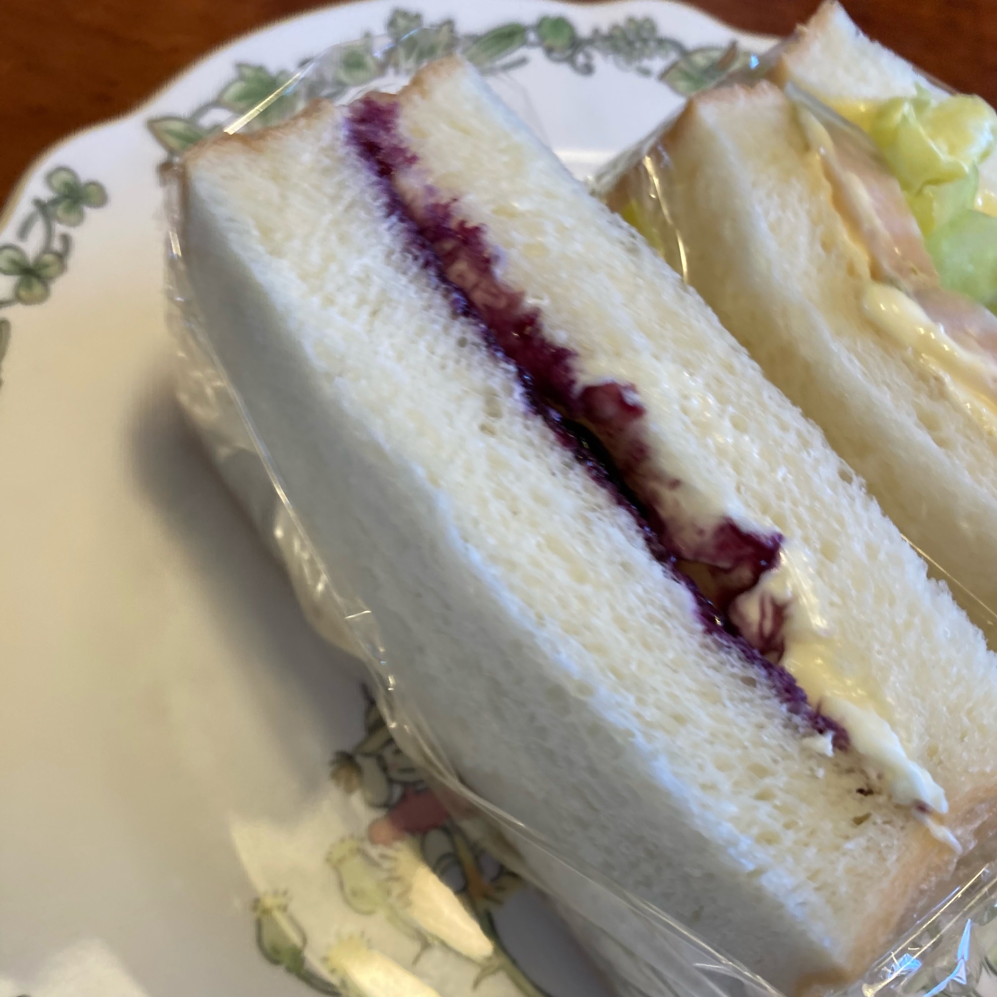 ブルーベリージャムとクリームチーズを挟んだサンドイッチ
