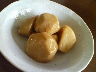 ２人分にちょうどよい分量なので作ってみました (n´v｀n)
味もしっかりしみ込んで美味しく出来ました♪
この時期、ねっとり・ほっこりの里芋、美味しいですよね♪
