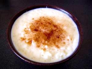 茶色い器に盛られたシナモン香るミルク粥
