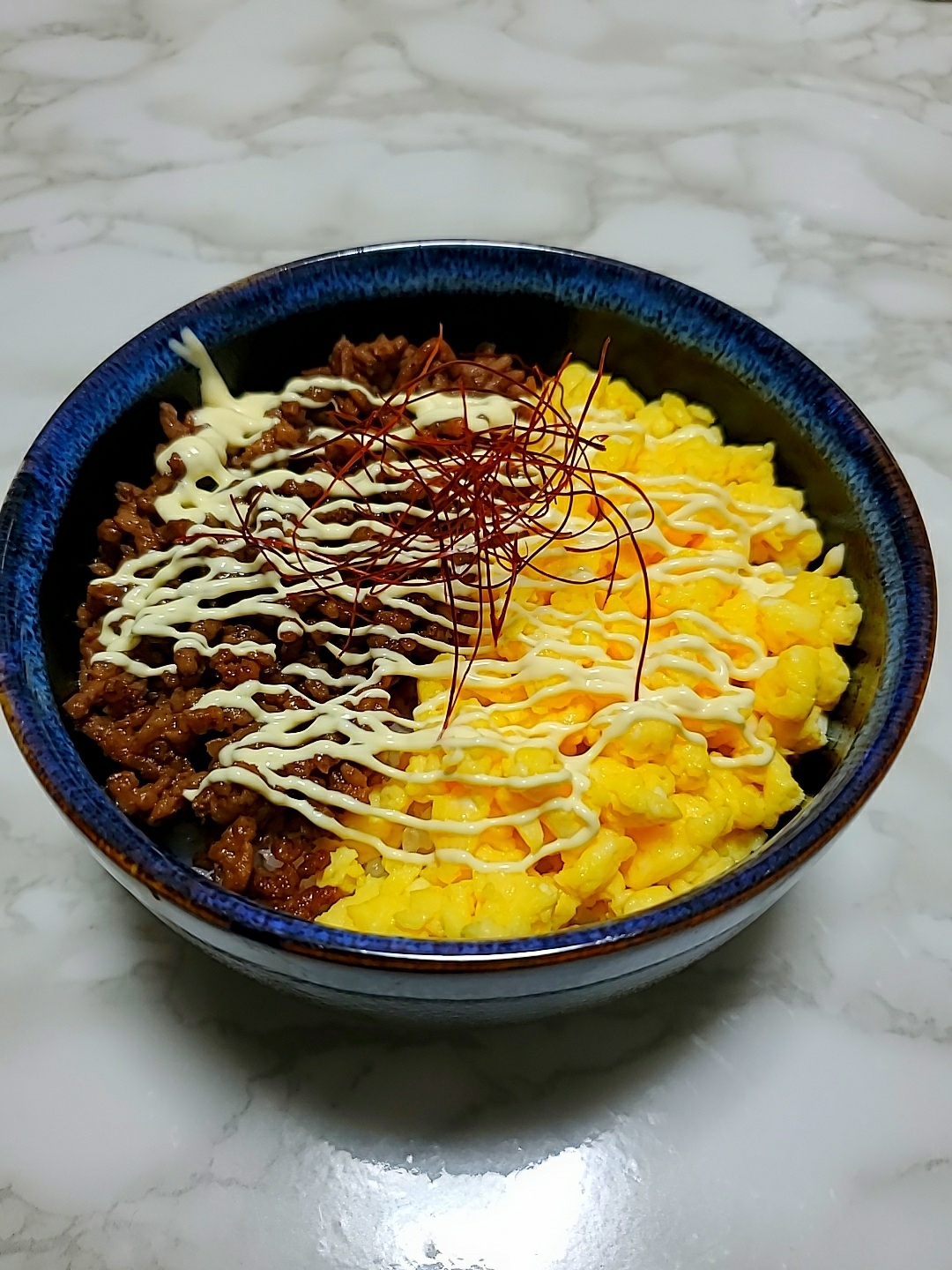 2色のマヨそぼろ丼