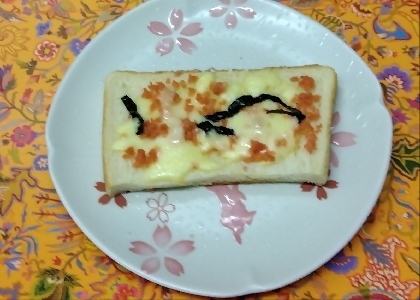 鮭フレークと海苔のチーズトースト