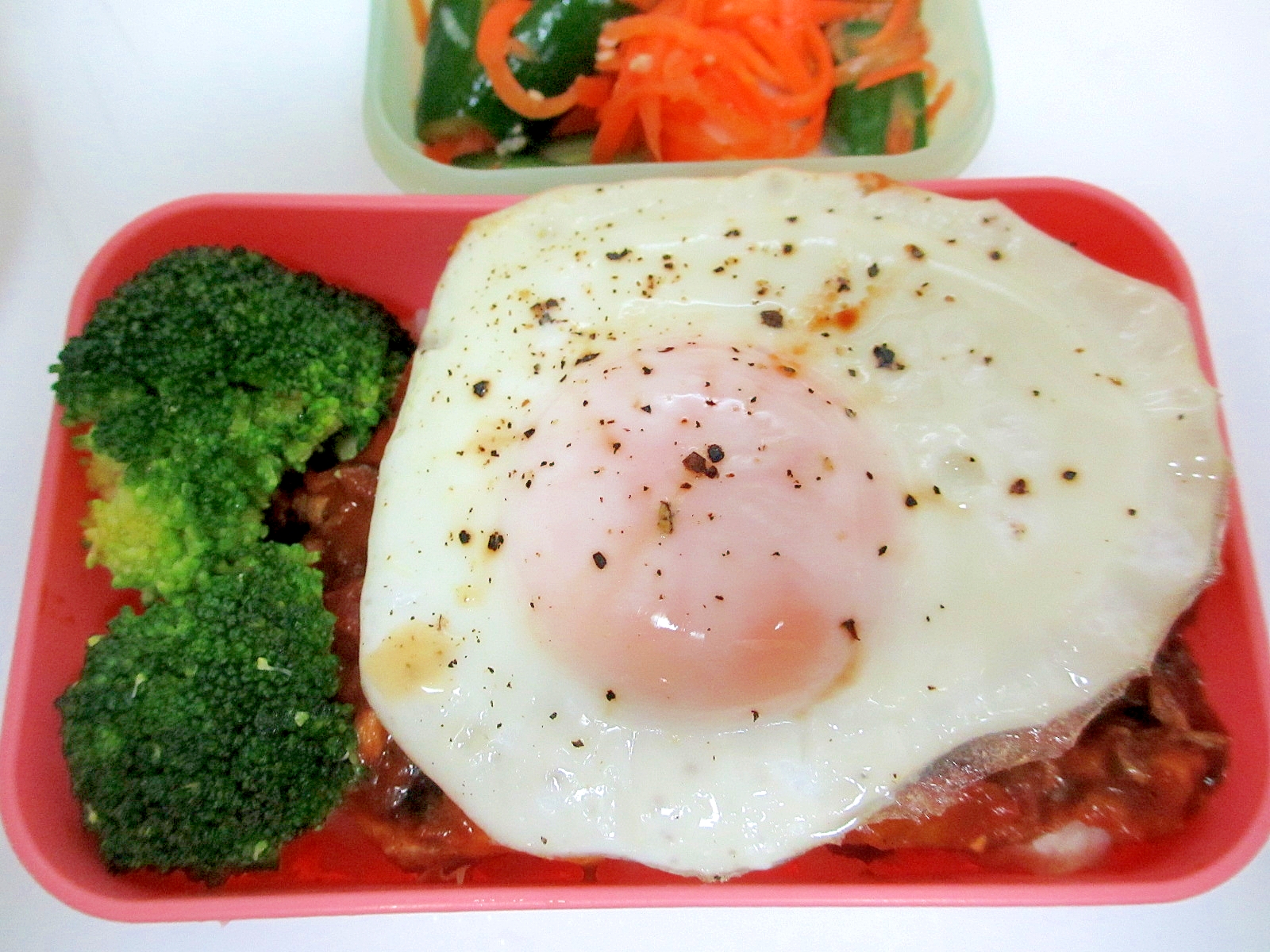 きのこトマトクリームハンバーグ目玉のっけ丼