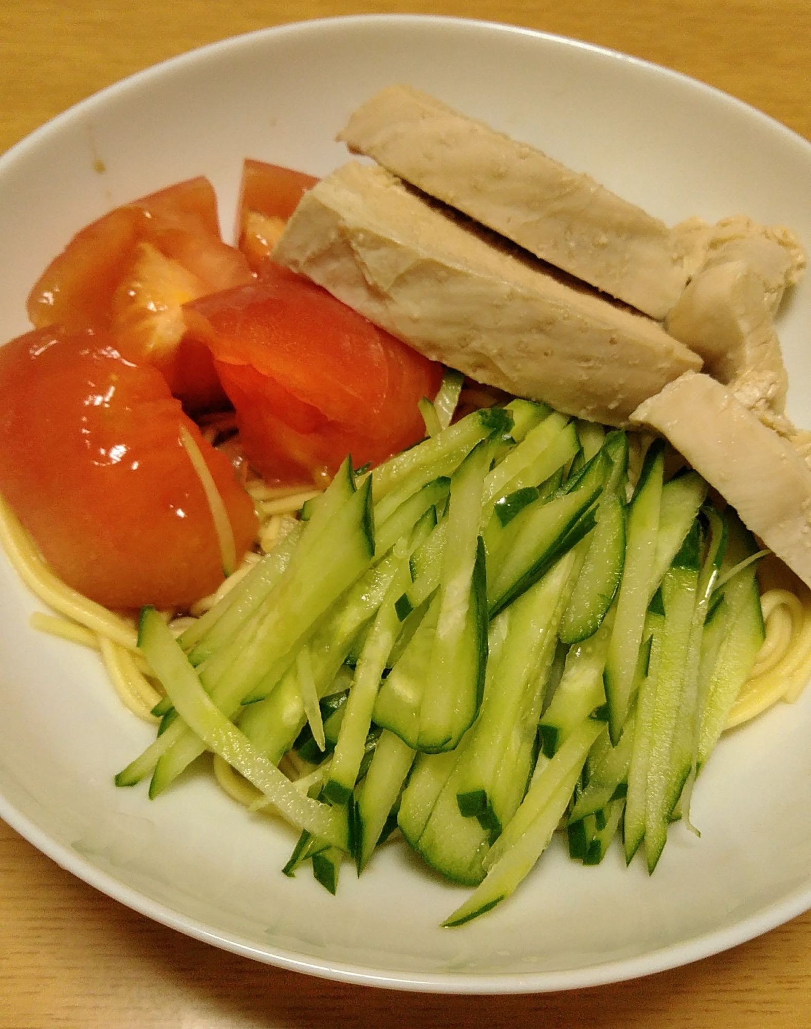 トマトときゅうりと鶏肉の冷やし中華