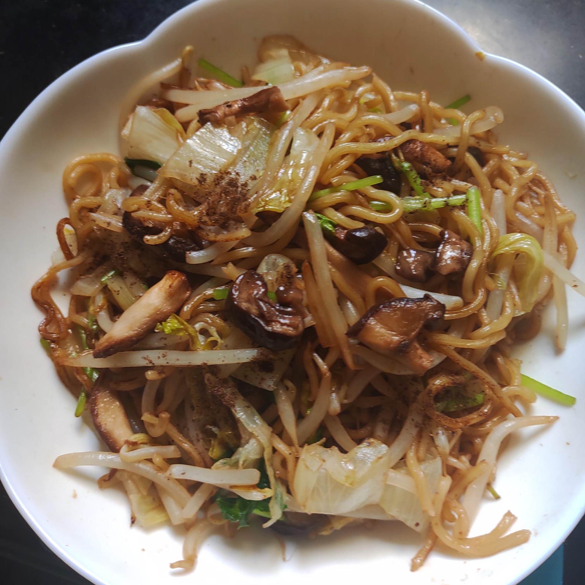 レタス、しいたけ、三つ葉、もやし焼きそば