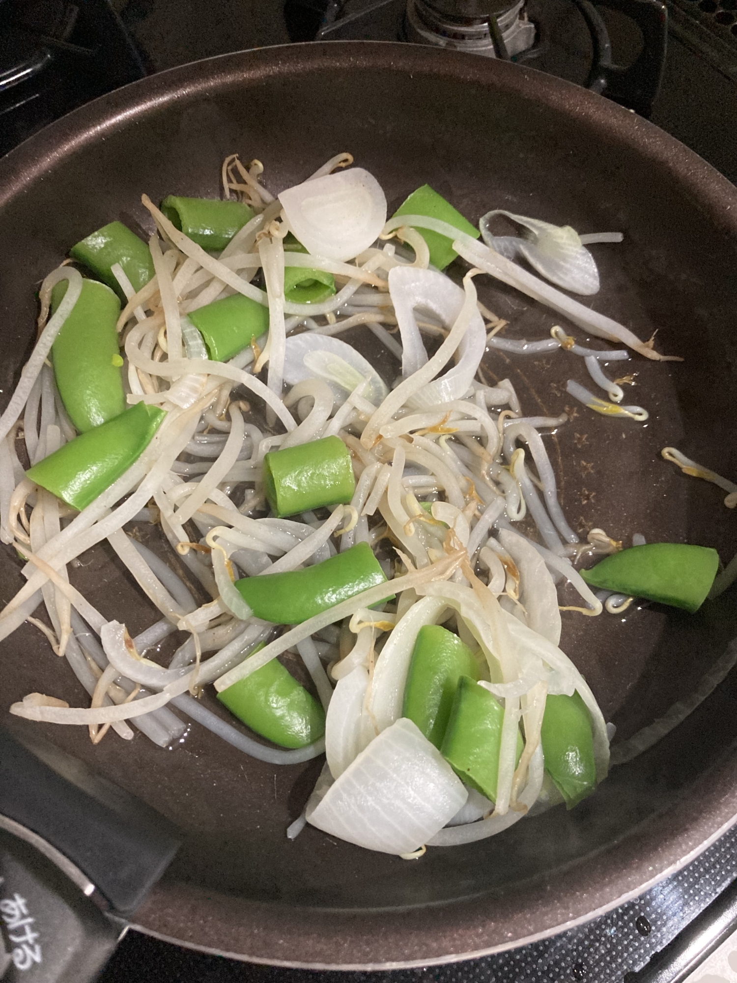 スナップえんどうと玉ねぎの塩蒸し焼き炒め