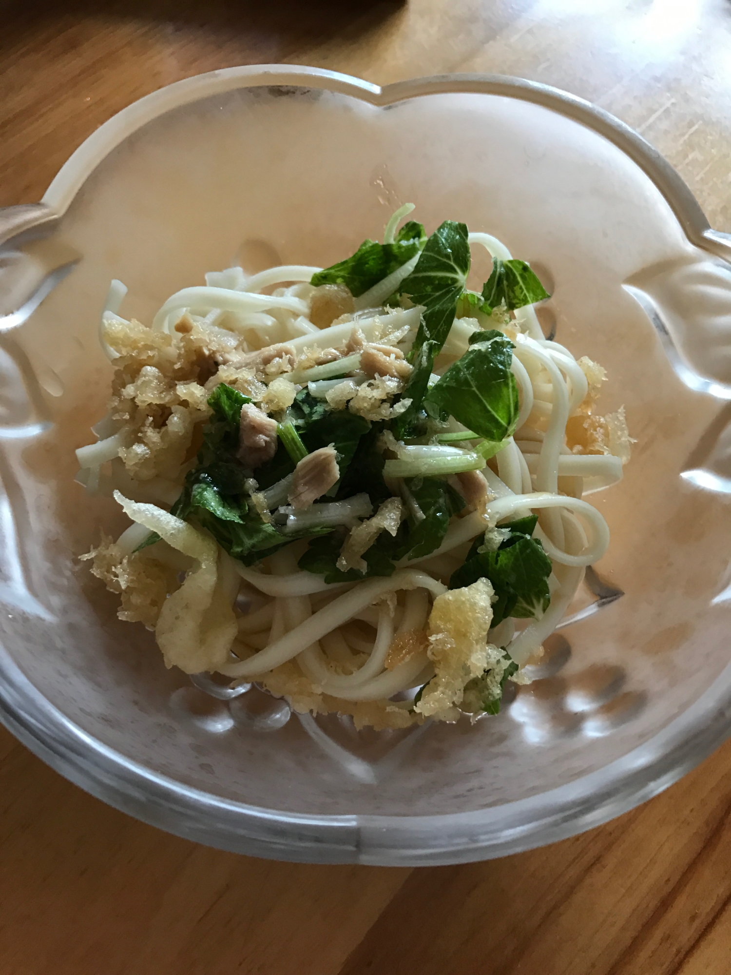 サラダセロリとツナ、天かすの冷やしうどん