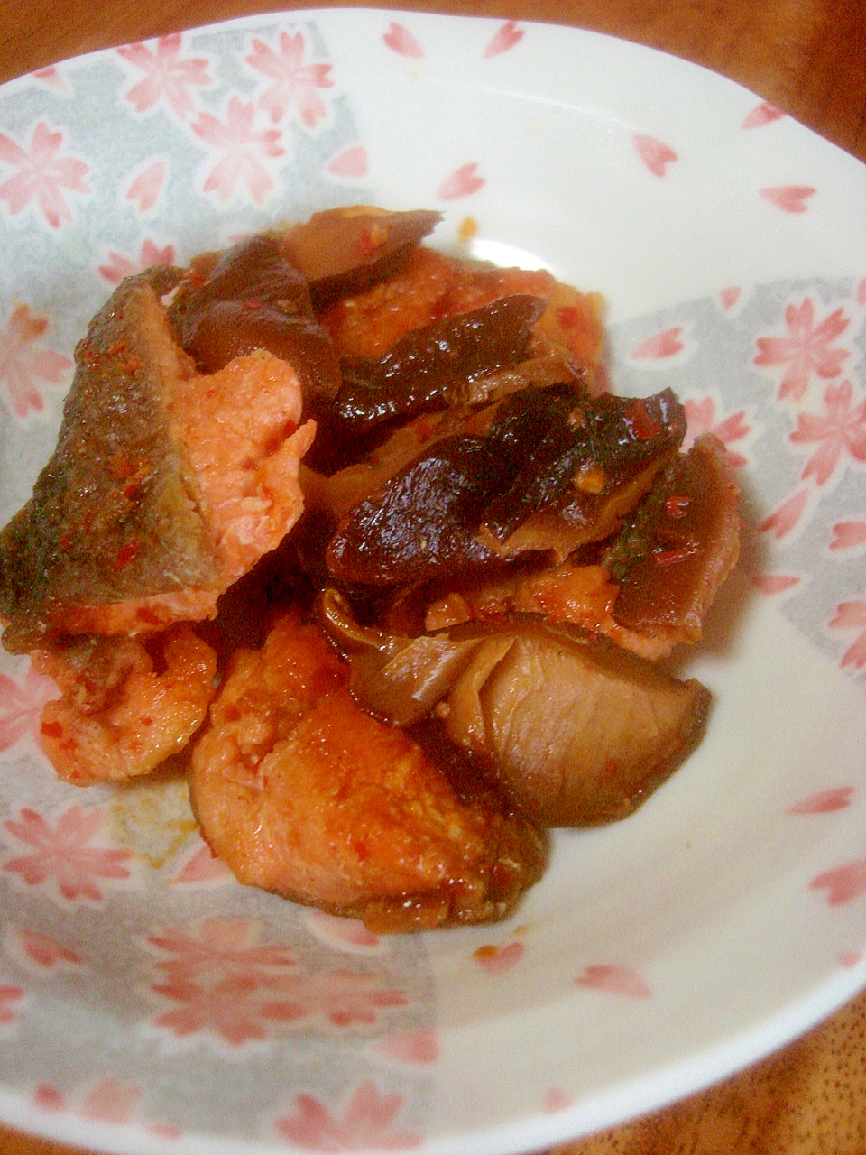 ほどよい辛さが食欲そそる☆鮭とシイタケのピリ辛焼き