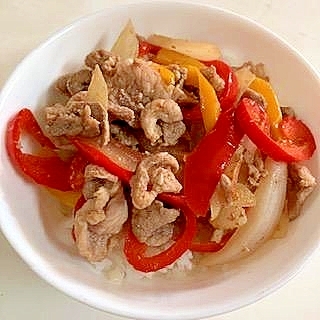 豚こま・玉ねぎ・パプリカの丼