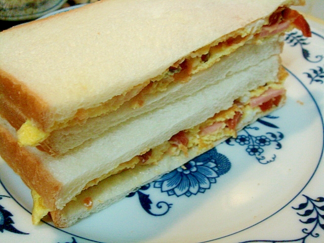 ギョニソ＆きゅうりのキューちゃんの厚焼き卵サンド