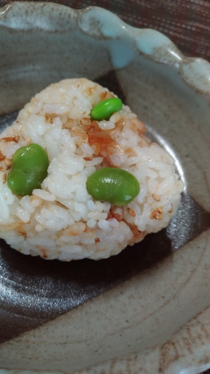 醤油味が美味しい♡枝豆のおかかおにぎり