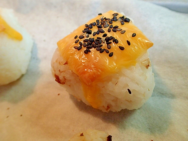 ＣＯで　チェダーチーズと黒胡麻の焼きおにぎり