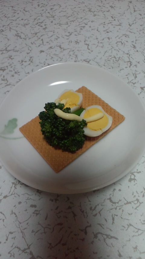 ブロッコリーと卵☆大麦クラッカー
