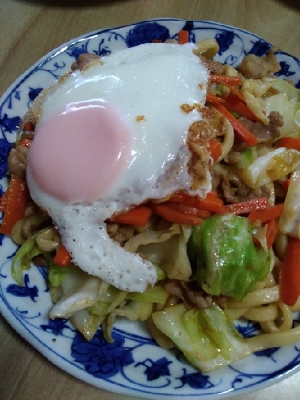 目玉焼きのせ野菜たっぷり焼きうどん